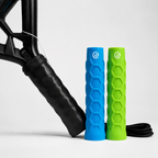 Grip de padel noir Adhérence Max LBS monté sur une raquette, avec grips bleu et vert
