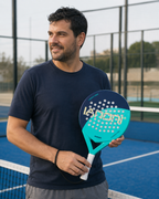 Joueur de padel avec la raquette Perf Max LBS sur un court bleu