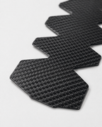 Détail de la texture aspect carbone de la protection de raquette de padel LBS
