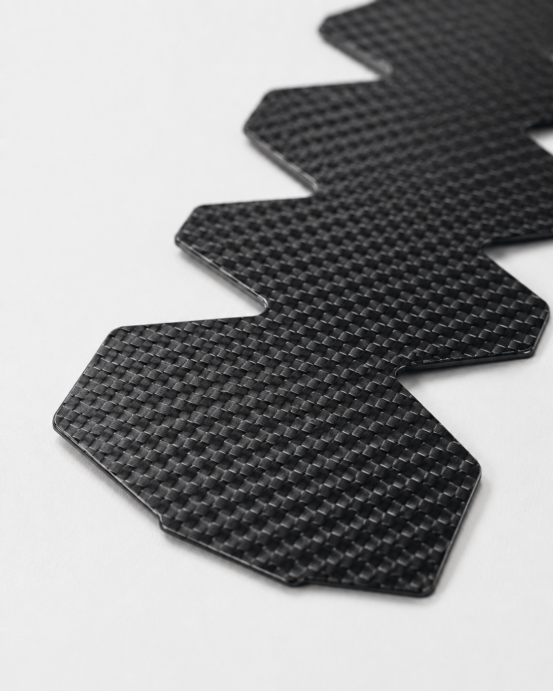 Détail de la texture aspect carbone de la protection de raquette de padel LBS