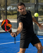 Joueur frappant une volée avec la raquette de padel LBS sur un court bleu