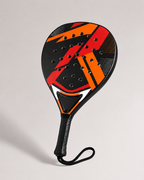 Raquette de padel LBS design géométrique rouge et orange en studio