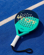Raquette de padel Perf Max LBS posée sur un court de padel bleu