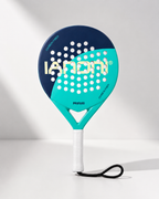Raquette de padel Perf Max LBS posée verticalement en studio