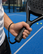 Prise en main d'une raquette de padel équipée du surgrip LBS noir