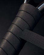 Texture perforée du surgrip padel LBS enroulé sur le manche